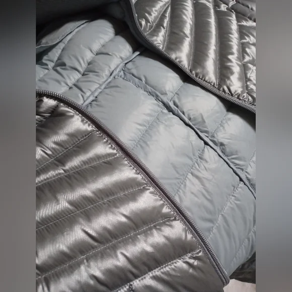 Bernardo Metallic Silver Goose Down Puffer Vest Ladies Size Large - Like New - Picture 4 of 5